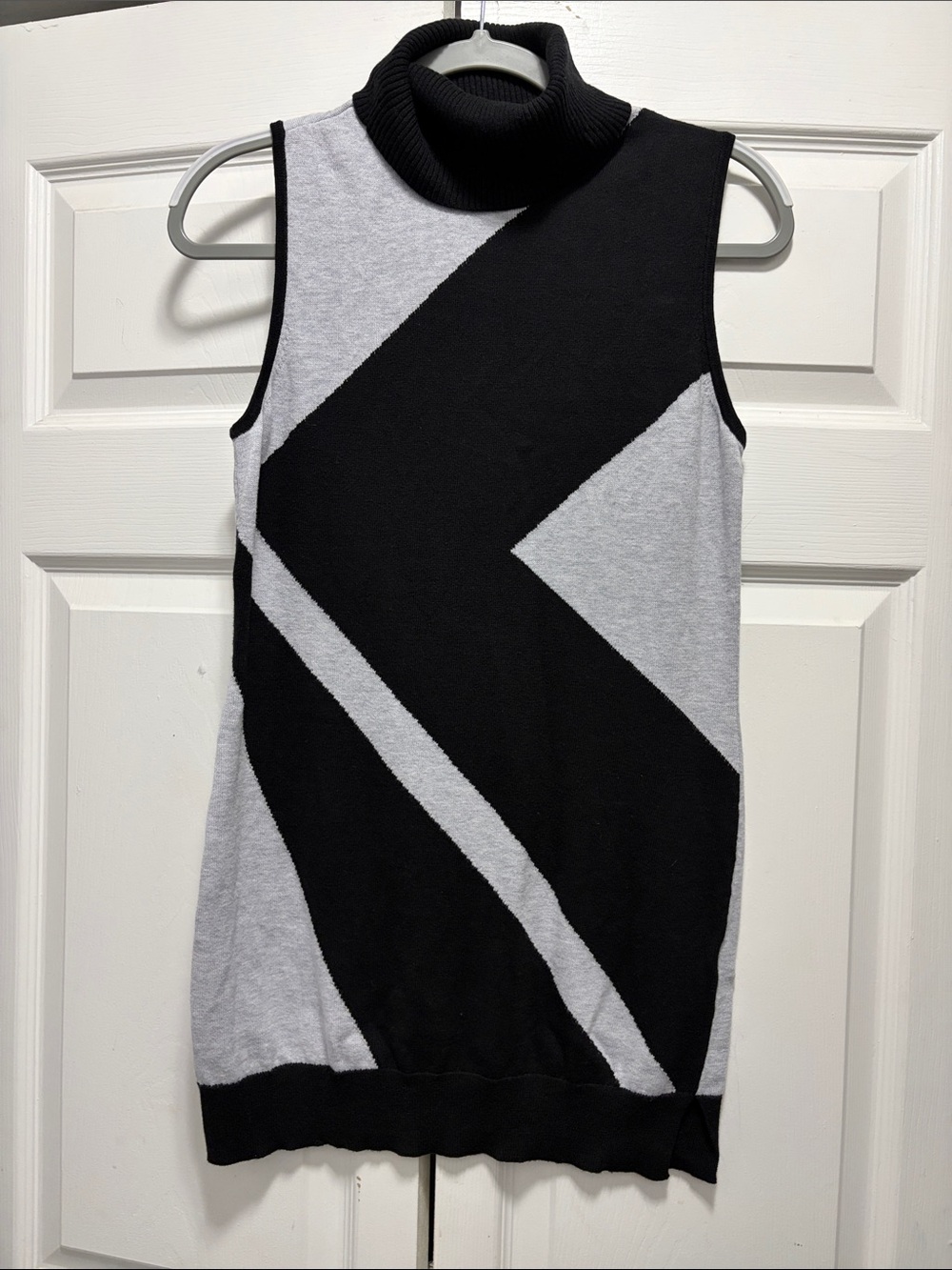 Sleeveless Mock Neck Geometric tunic Sweater Black & Gray